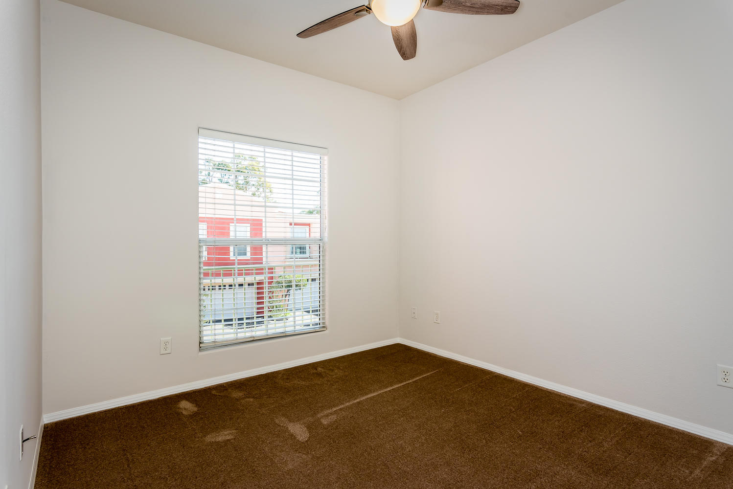 Building Photo - 903 Lawrence Dr