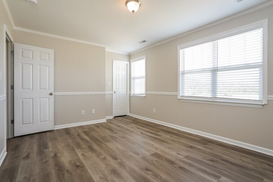 Building Photo - 2165 Southfort Dr