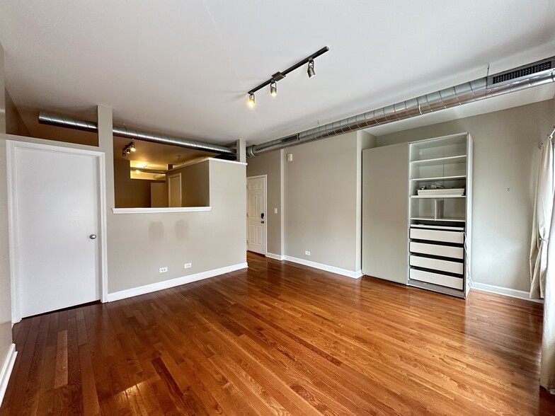 Building Photo - 674 N Orleans St