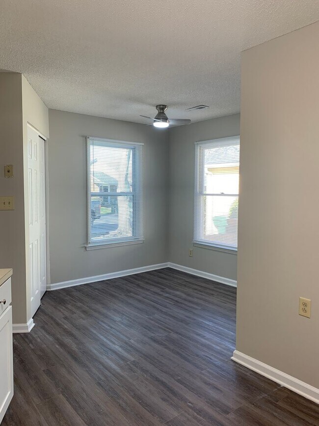 Building Photo - Cozy Living on a quiet cul de sac.