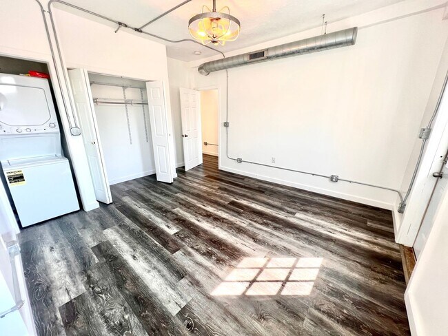 Building Photo - Beaver - Luxury 2 Bedroom, 1 Bathroom, located in downtown shopping district.