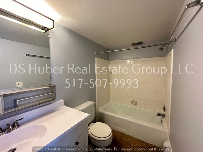 Building Photo - 1016 E. Greenlawn-8