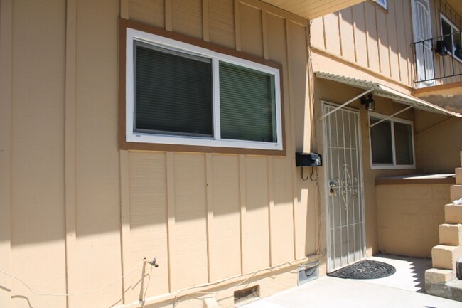 Building Photo - 527 Vaqueros Ave