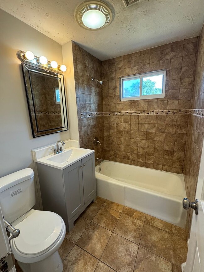 Building Photo - 3 bedroom townhouse Lawrence, MA