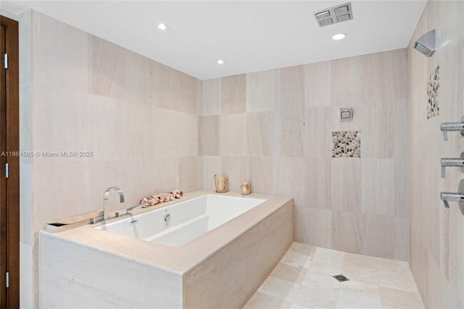 Building Photo - 5875 Collins Ave