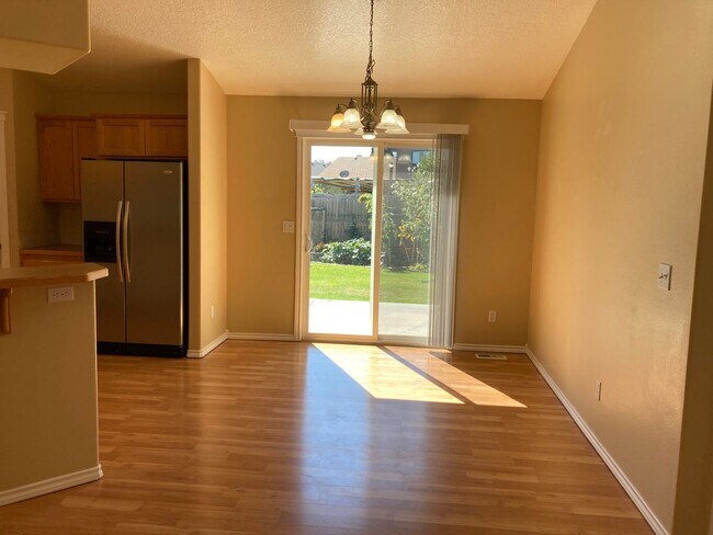 Building Photo - 928 N Middlemist Pl - Awesome Backyard, Go...