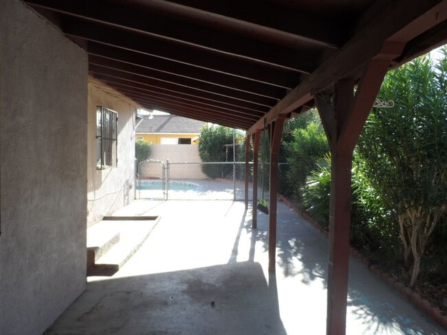 Building Photo - 3 Bedroom 2 Bathroom Home w/ Pool