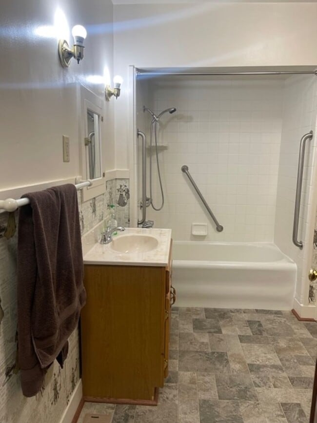 Building Photo - Spacious Craftsman Home