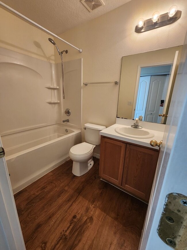 Building Photo - $1000 Off First Full Months Rent - Spacious townhome in Riverview!