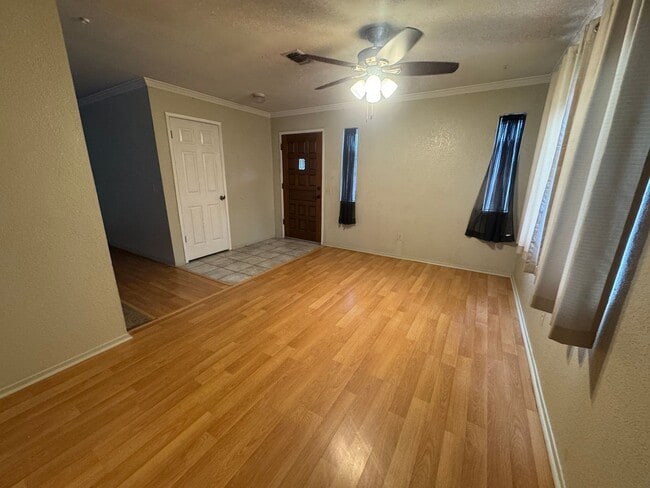 Building Photo - 3 Bedroom, 2 Bath, 2 car garage