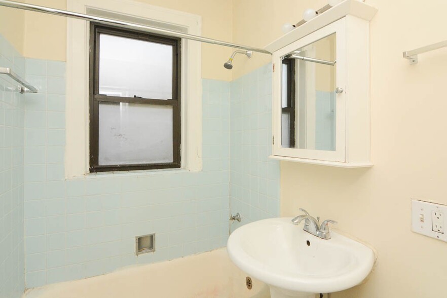 Building Photo - 4549 N Damen Ave