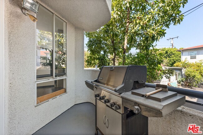 Building Photo - 1131 N Formosa Ave