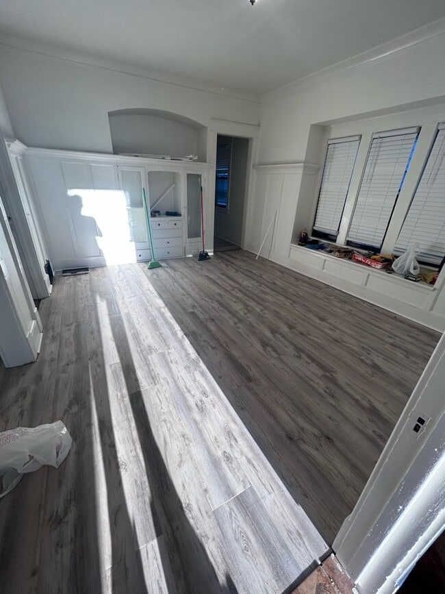 Building Photo - Remodeled 5 Bedroom 1 Bath Single Family Home