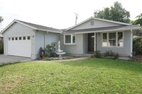 Building Photo - Cute Single Family Home, A/C, Hardwood, Re...