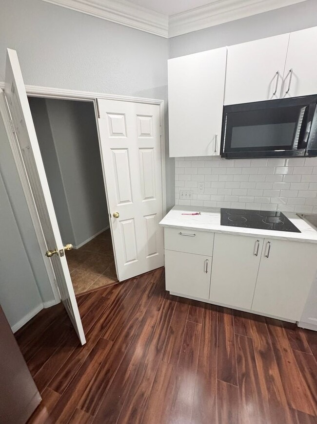 Building Photo - All utilities included -  One Bedroom Juni...