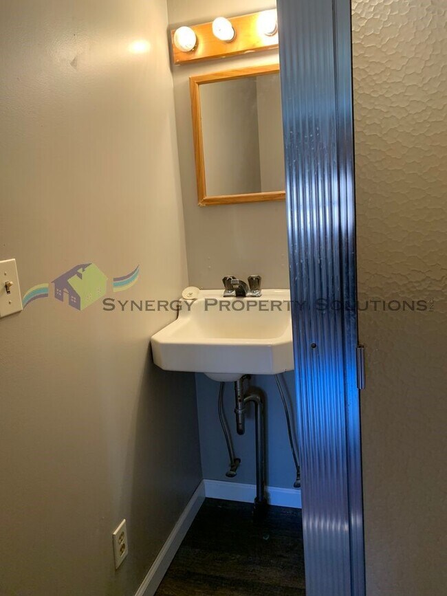Building Photo - Rental Available!