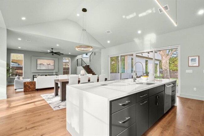 Building Photo - Stunning South Austin Oasis