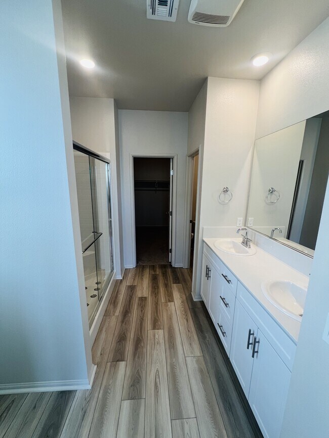 Building Photo - 40383 Birchfield Dr