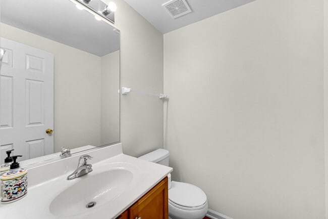 Building Photo - 1114 N Claremont Dr