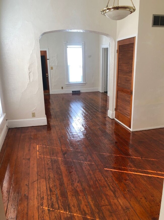 Building Photo - 2 Bedroom 1 bath