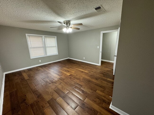Building Photo - 5633 Highland Ave