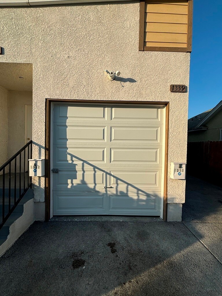 Building Photo - 1337 W 55th St