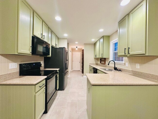 Building Photo - Spacious 3BD/2BA Home in Oak Park | Screened Porch | Large Backyard | 2-Car Garage