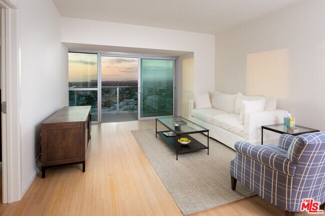 Building Photo - 13700 Marina Pointe Dr