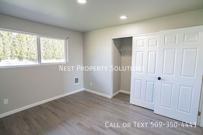 Building Photo - 160 Carswell Dr