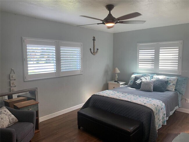 Building Photo - 1329 Royal Palm Dr S