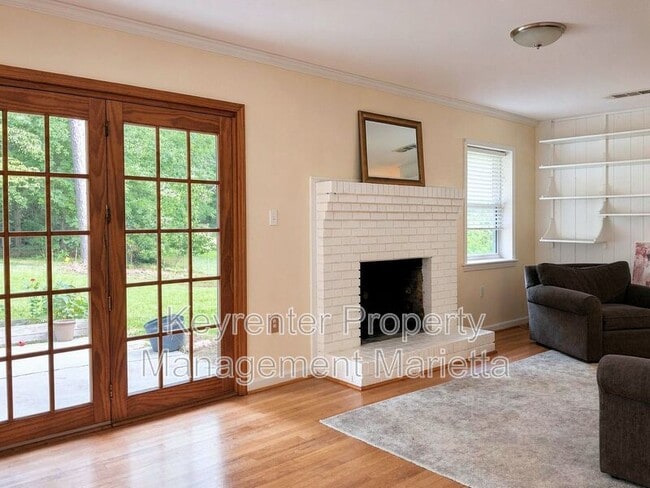 Building Photo - 725 McBurnette Rd N E
