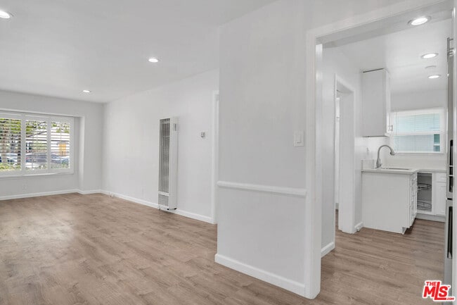 Building Photo - 2207 Ocean Park Blvd