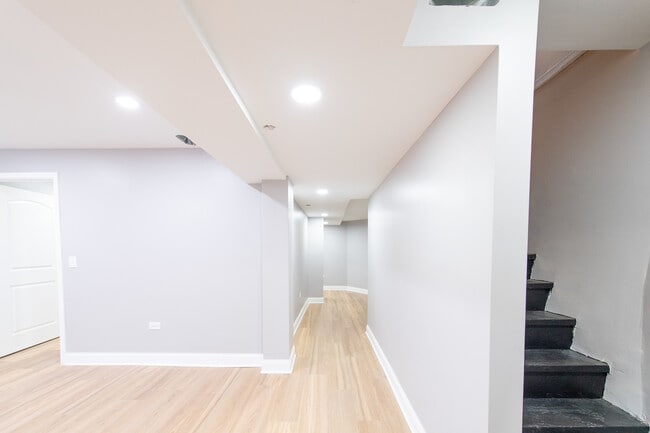 Building Photo - 1028 W Oakdale Ave