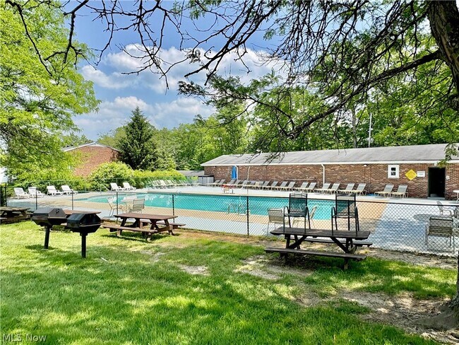 Building Photo - 6910 Carriage Hill Dr