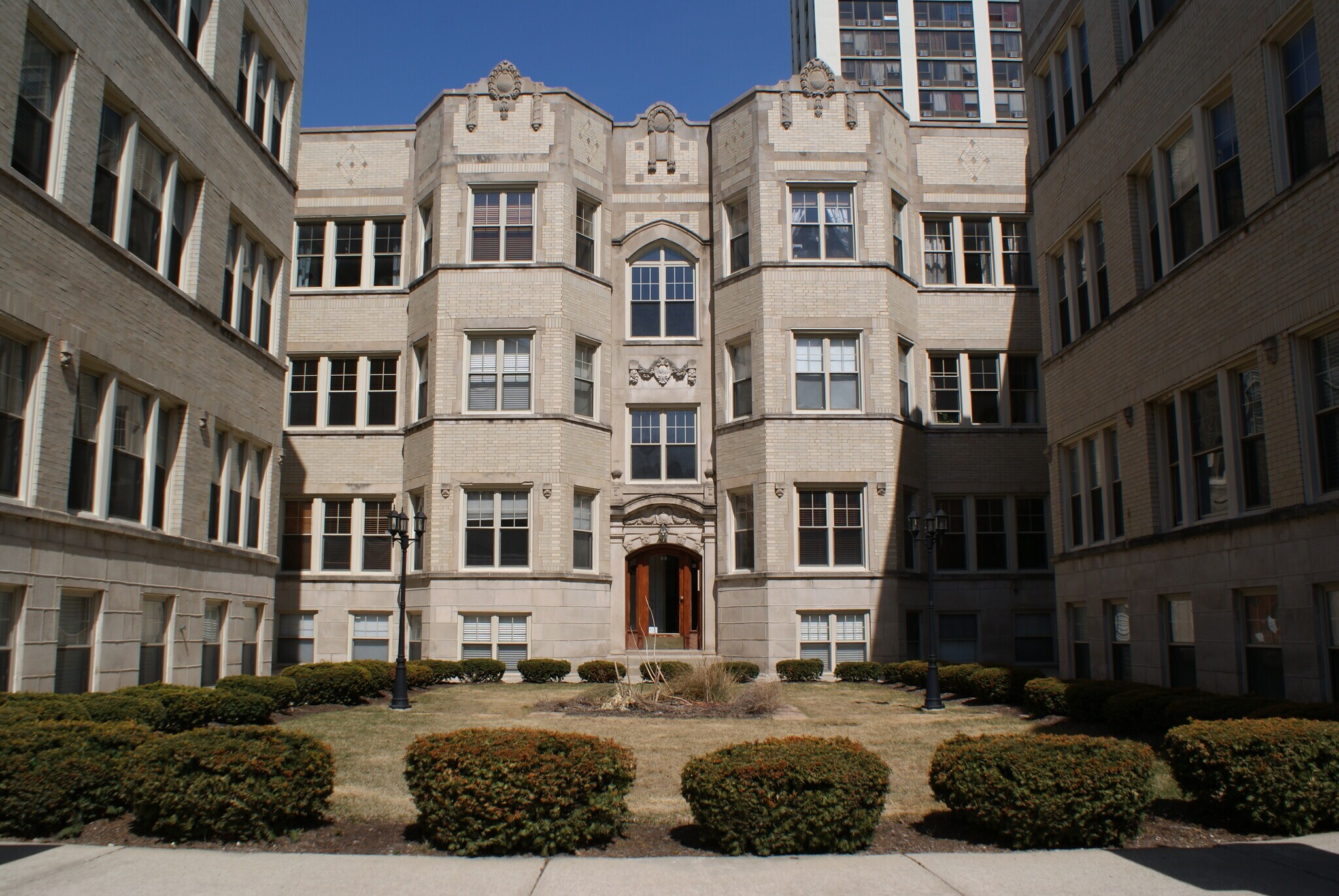 Building Photo - 820 W Sunnyside Ave