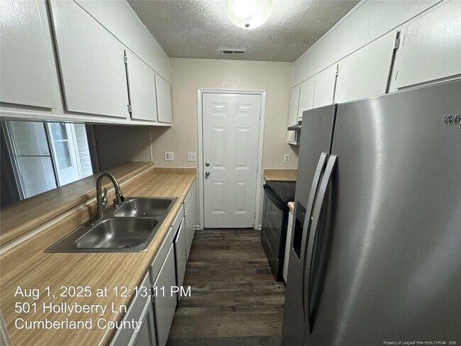 Building Photo - 501 Hollyberry Ln