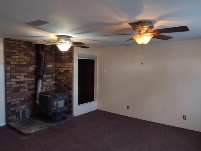 Building Photo - 1127 9th W Ave