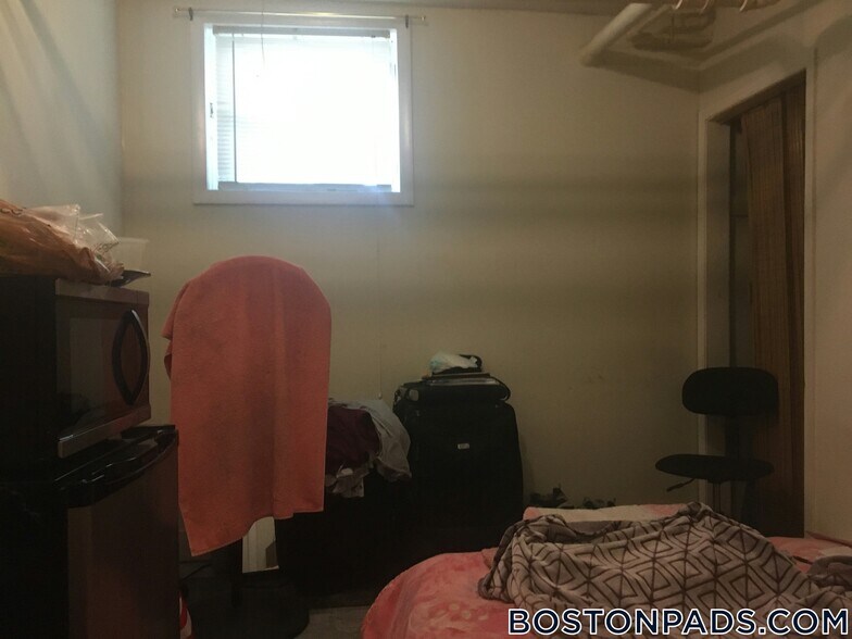 Building Photo - 96 Maple St