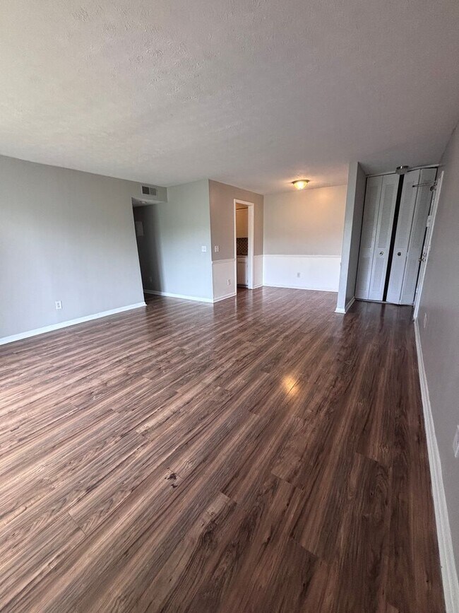 Building Photo - Modern Conveniences & Entertainment, All Within Your Reach.