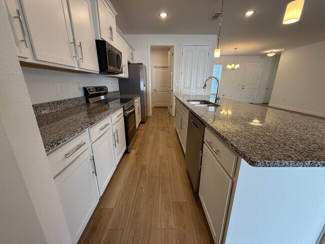 Building Photo - Beautiful 4 bedroom 2 bathroom home