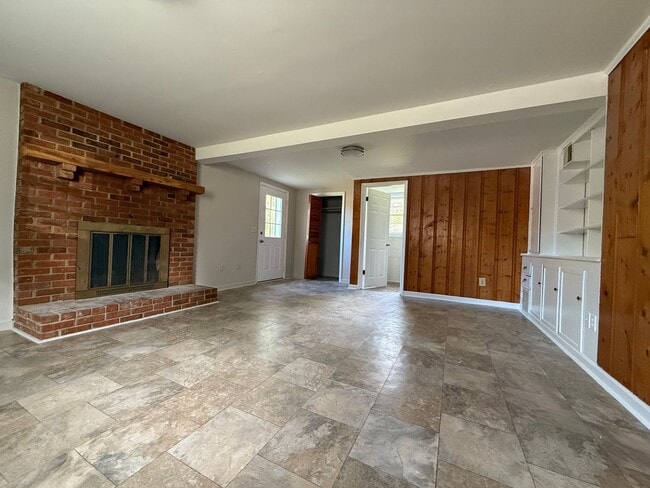 Building Photo - 4 Bedroom/2 Bath Home for Rent