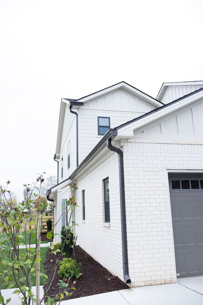 Building Photo - 562 Old Lovers Ln