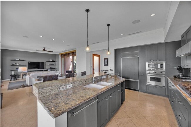 Building Photo - Luxury 3-Bed Condo at Coconut Grove. Ocean Views. Nov 1