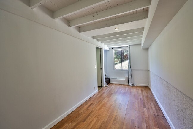 Building Photo - Small 2 bedroom 1 bath