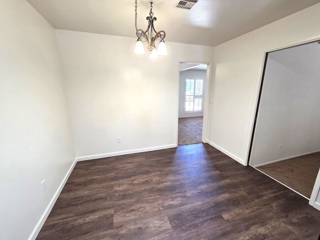 Building Photo - Immaculate 5 Bedroom 2.5 Bath Home Near Visalia Country Club