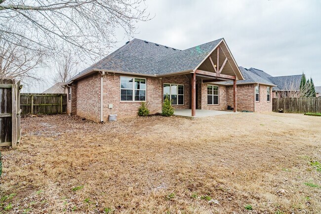 Building Photo - 602 SW Barn Valley Rd