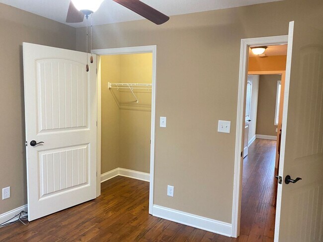 Building Photo - Beautiful Home! 4 Bed 2.5 Bath! Rossview S...