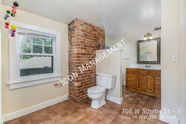 Building Photo - 708 W South St