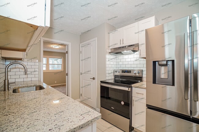 Building Photo - 2592 Grasmere Ave