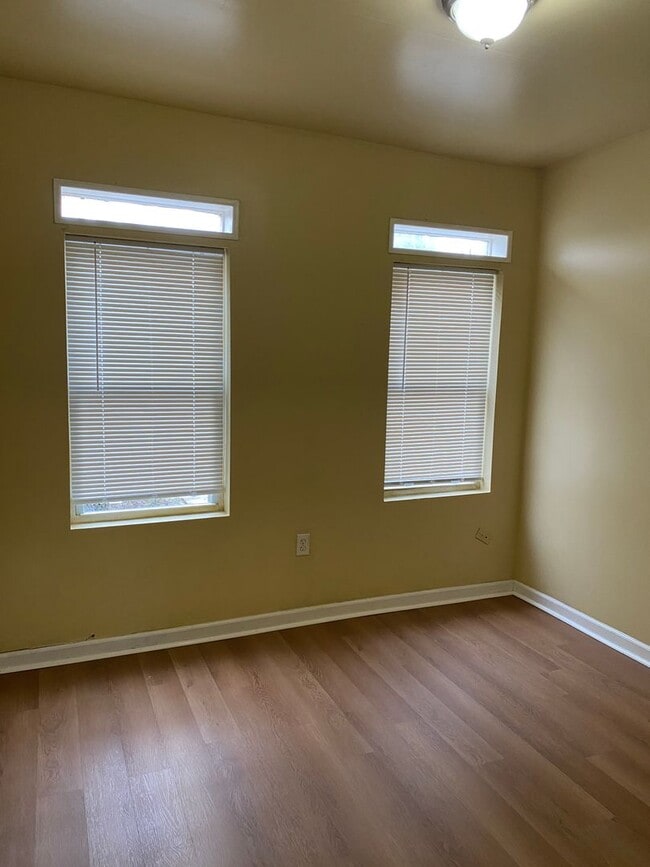 Building Photo - Spacious Rooms! Hardwood Flooring Througho...